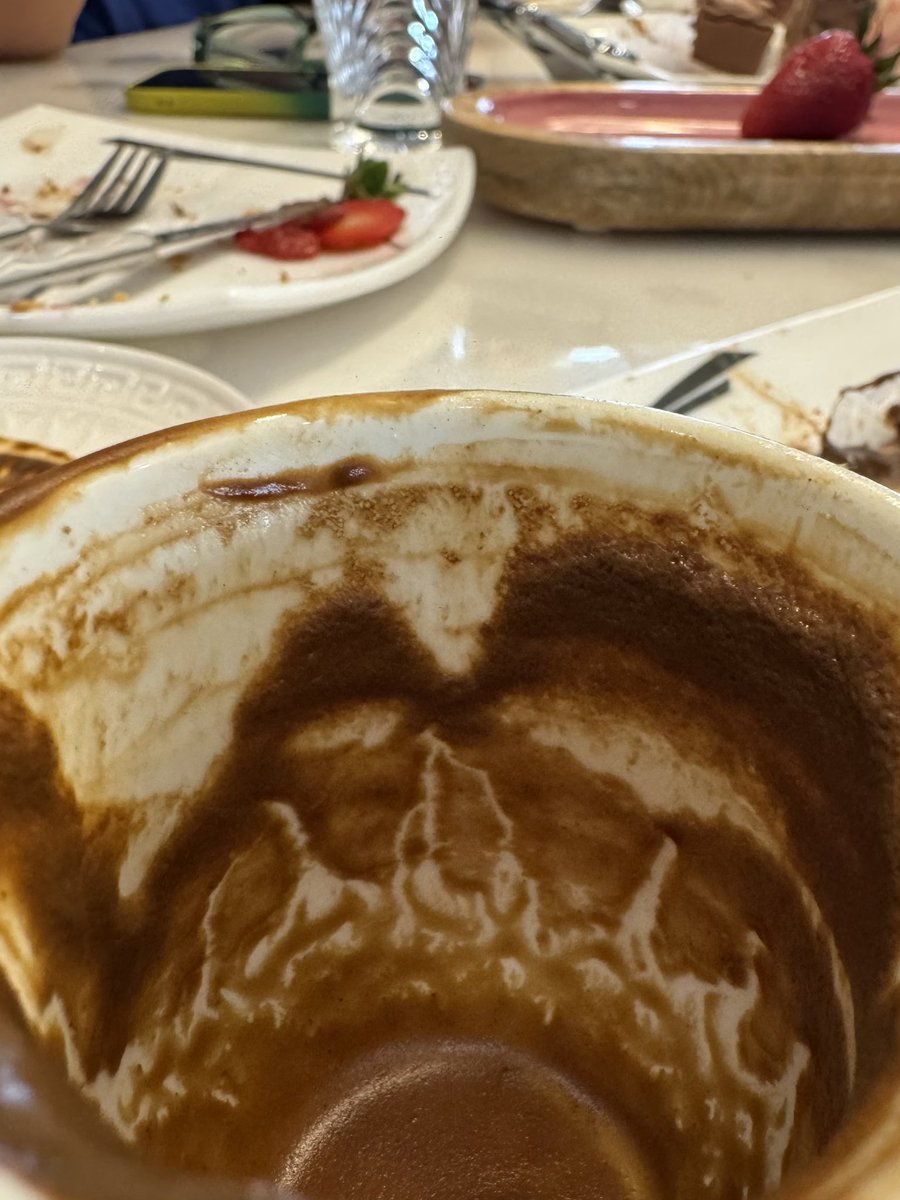 هیچ‌وقت فکر نمی‌کردم خمینی رو تو فنجون قهوه‌ام ببینم😂😂