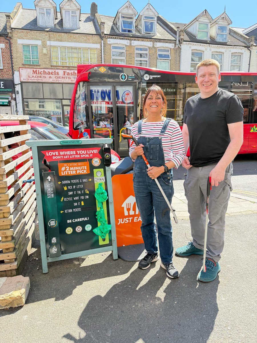 GipsyHillLab's tweet image. A wonderful sunny day in #GipsyHill. Spoke & listened to lots of residents (lovely to see lots of Labour support 🌹 ) & had a bit of a clean up of the local area ☀️
Thank you as always to all the residents & community groups who make #GipsyHill a great place to live!