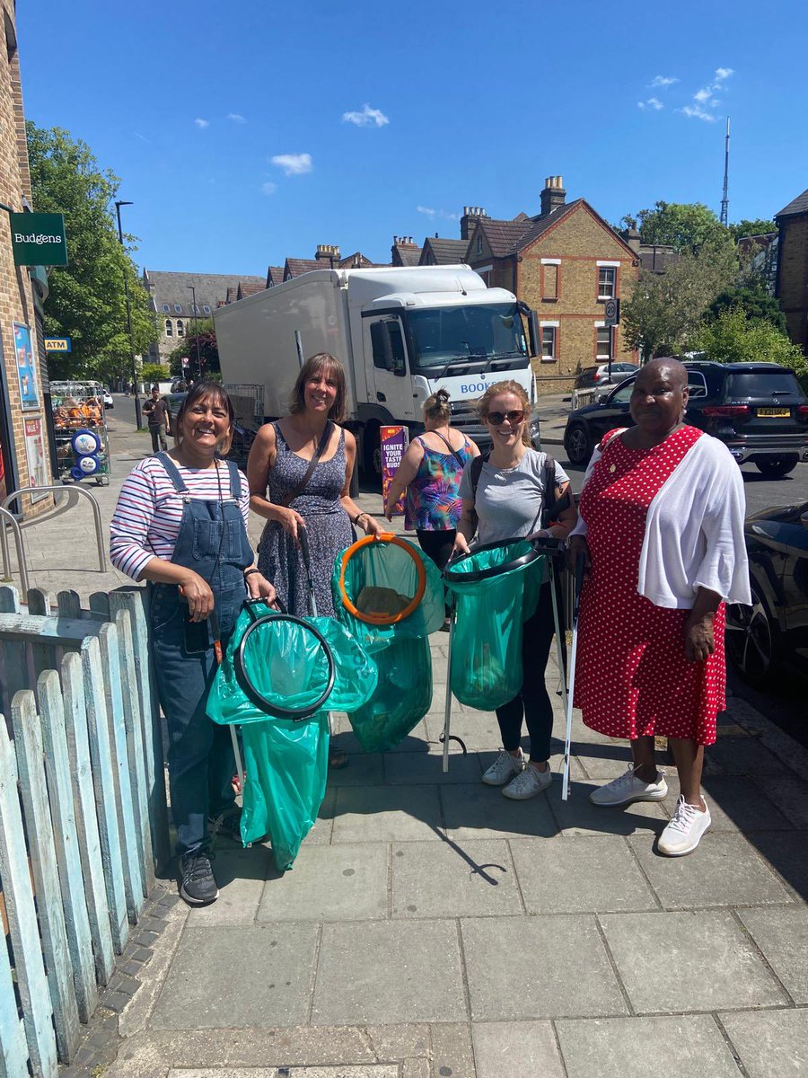GipsyHillLab's tweet image. A wonderful sunny day in #GipsyHill. Spoke & listened to lots of residents (lovely to see lots of Labour support 🌹 ) & had a bit of a clean up of the local area ☀️
Thank you as always to all the residents & community groups who make #GipsyHill a great place to live!