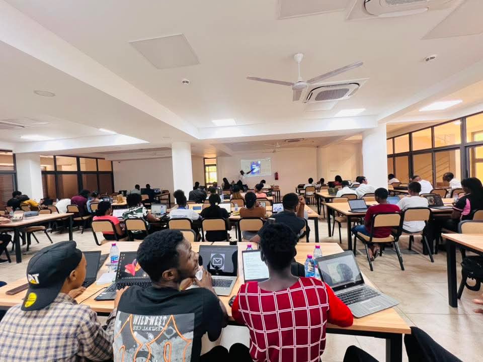 Pascal_M41's tweet image. On May 7, ISA partnered with the KNUST E-Learning Center to launch a two-day digital skills training program for international students. 
71 students from 17 countries participated in this program, gaining hands-on experience in social media marketing and graphic design.