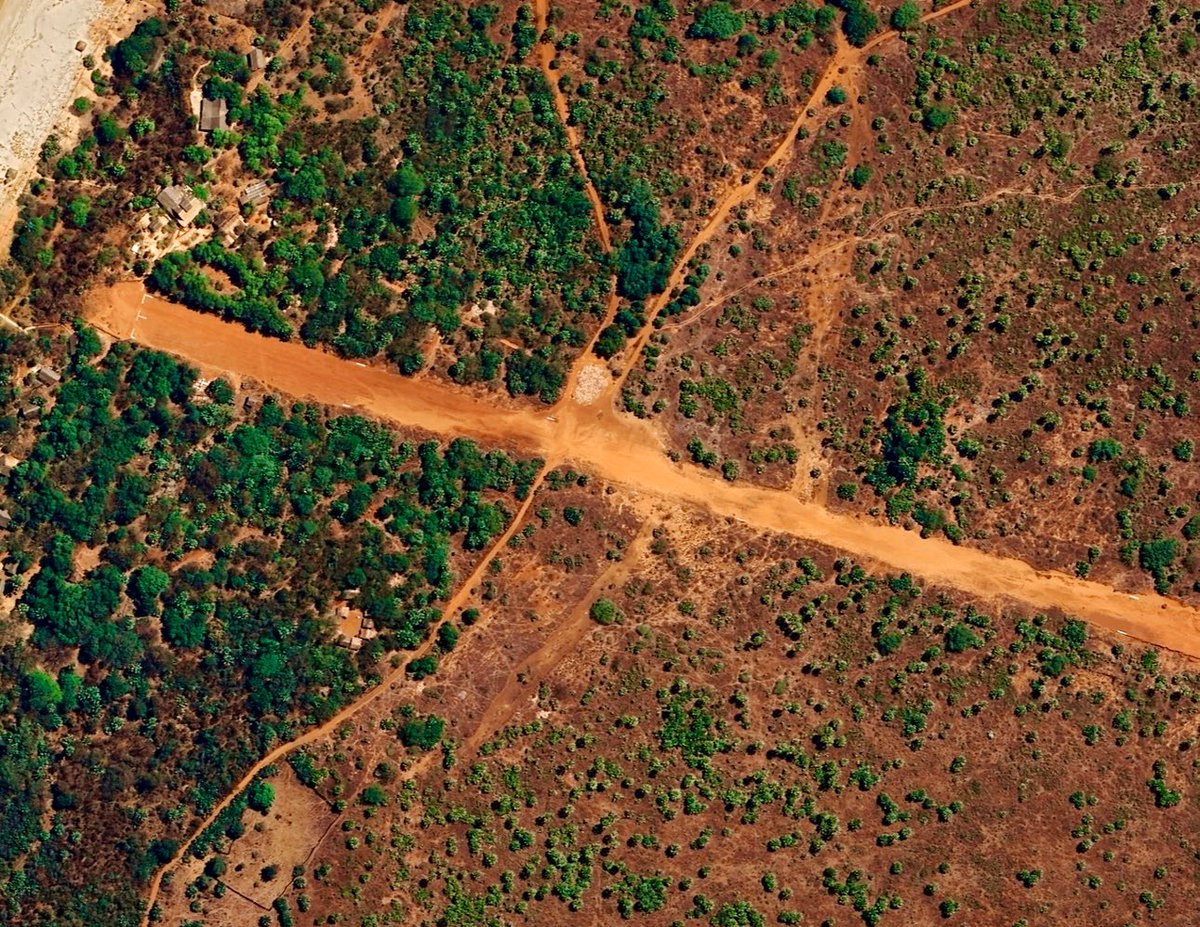 Leiyla08's tweet photo. 4/5
La logistique, talon d’Achille habituel à Madagascar, devient ici un avantage : Nosy Be, à 35 km, dispose d’un aéroport international et d’un port. Matériel modulaire transporté par mer ou air pour éviter les routes dégradées. Un atout pour un démarrage très rapide https://t.co/STACroSmsm