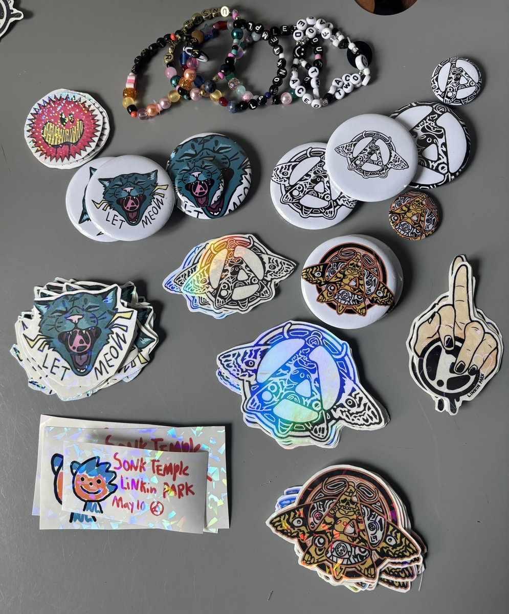 StreetsSoldado's tweet image. If you are at Sonic Temple today! I have a ton of stuff like stickers and a couple bracelets and would love to say hi! I’m wearing a black hat with cat ears and a white star, so if you see me come get some!!!!