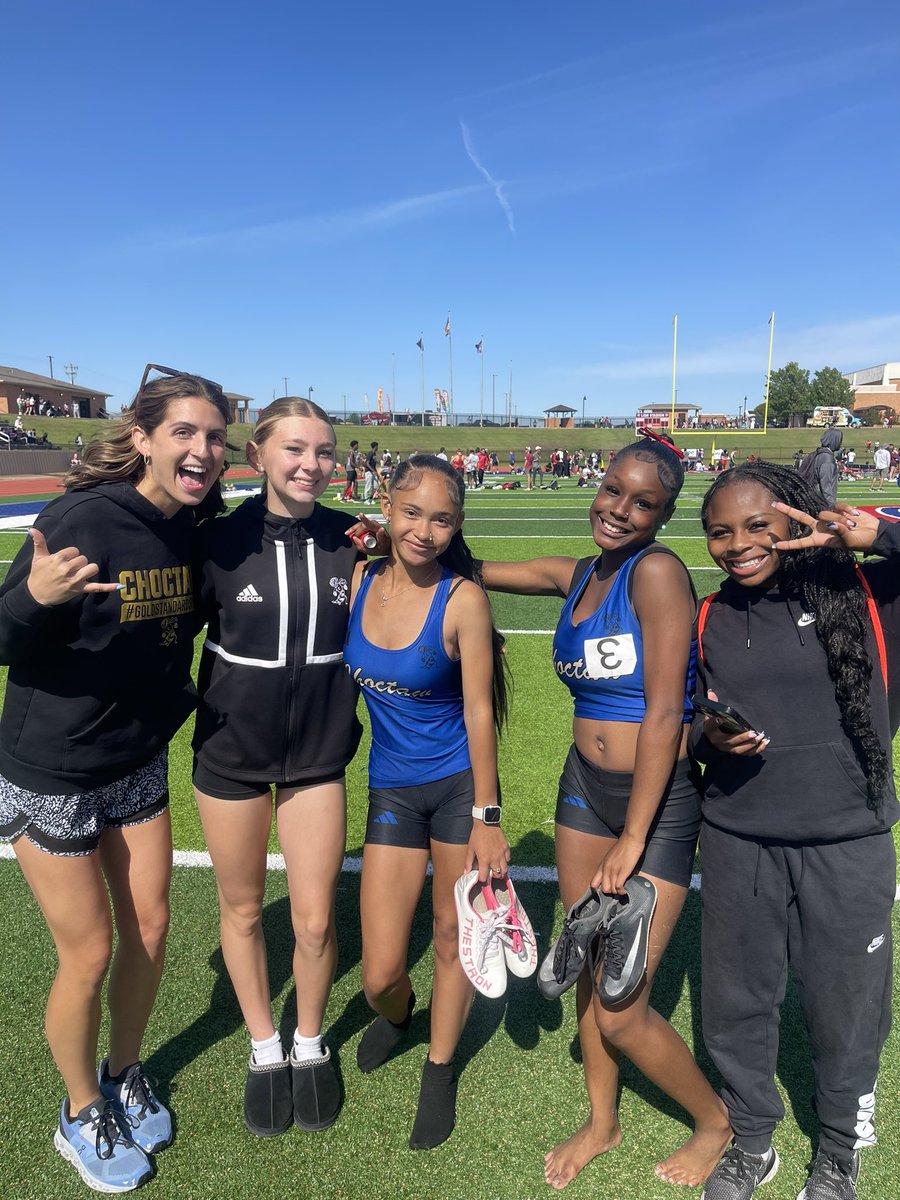 StingEmTrack's tweet photo. What a way to start the day! Both 4x1 Teams are STATE BOUND!!! https://t.co/3cBAFa7Y0I