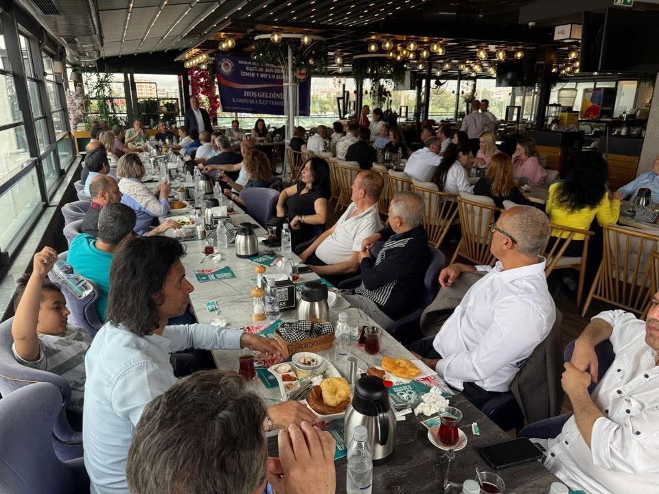 Karşıyaka Temsilciliğimiz tarafından düzenlenen kahvaltı programında Eğitim yöneticisi üyelerimizle bir araya geldik, dayanışmamızı ve birlikteliğimizi pekiştirdik.

Programa; Şube Başkanımız Ali Kaya, Şube Sekreterimiz Ali Bilgiç, Şube Başkan Yardımcılarımız Güldeste Dertli ve