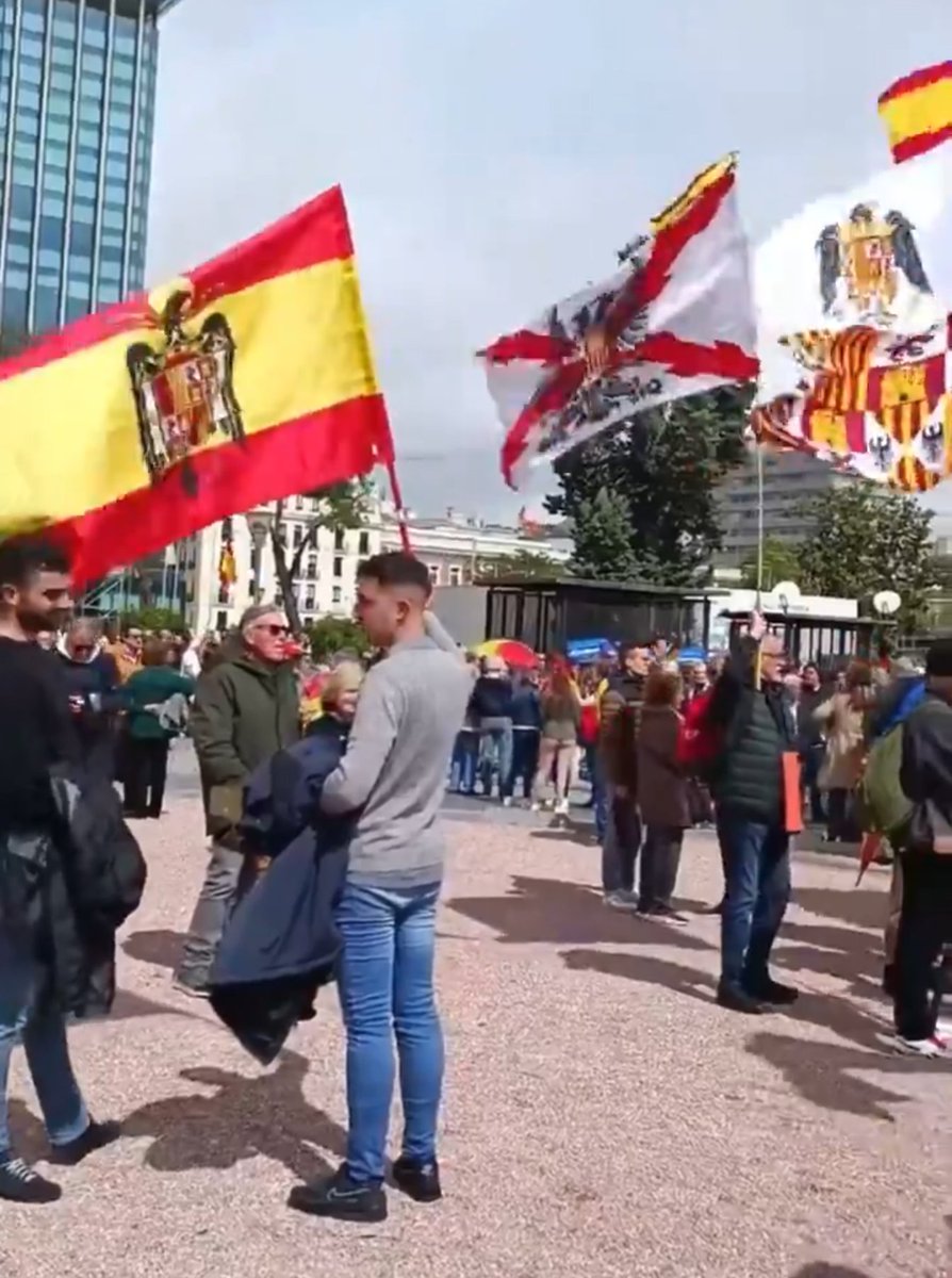 -Hemos venido a Colón a defender España, pero somos patriotas, no fachas.

Los que no son fachas: