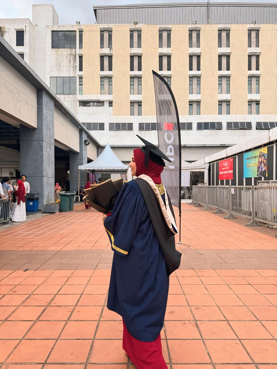 Xhamsterzu's tweet photo. Tahniah keatas graduan2 kerana berjaya menamatkan pelajaran dgn jayanya. Specially made for you. Congratulations love 🌷💝 https://t.co/MV3QckBLyx