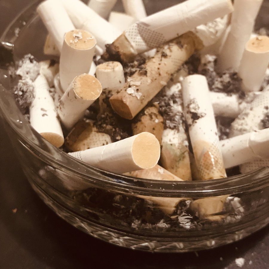 بَعْض الضَّمَائِر كمِطْفَأََة سَجَائِر قَذَرَة وَمُمْتَلِئَة بِأَعْقَاب الذُّنُوب.

بقلمي