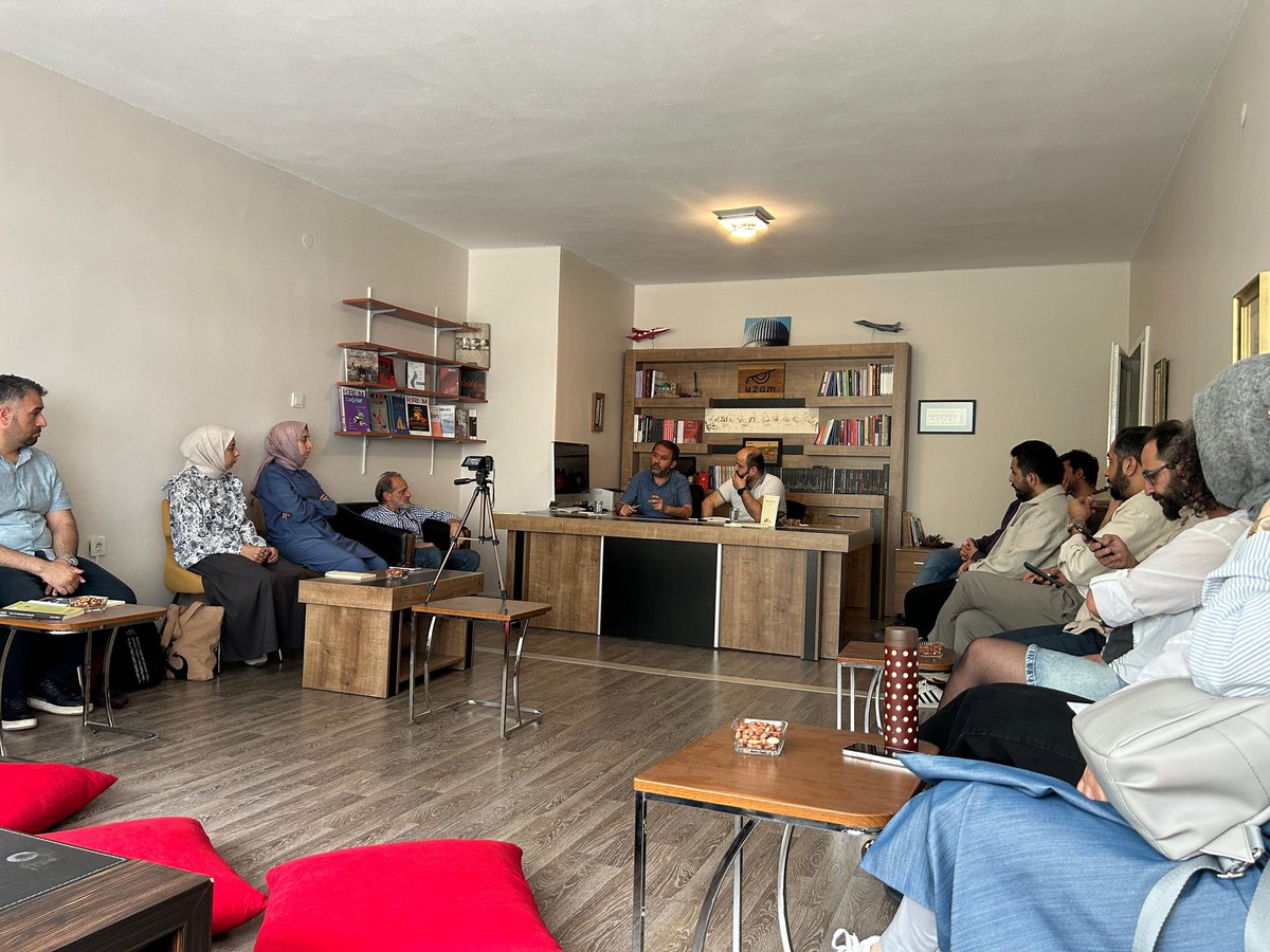 Bu ayki Uzam söyleşisinin konuğu Akif Hasan Kaya'ydı. Veysel Altuntaş moderatörlüğünde gerçekleşen programda yazar “Şükran Divanı” kitabını merkeze alarak yazarlık yolculuğunu anlattı. Konuşmacı ve katılımcılarımıza teşekkürlerimizle…
<a href="/AkifHasanKaya/">Akif Hasan Kaya</a> 
<a href="/veyselaltuntass/">Veysel Altuntaş</a>