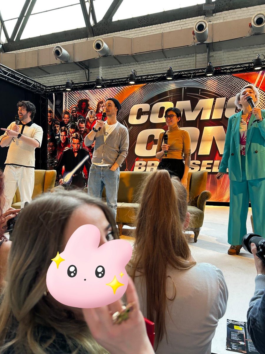 2202Chan's tweet image. "It was YOU?!" -Harry

YESSSS JAYVIK NATION! Having Harry sign my art and looking directly at the culprit who asked him THE question on that beloved stream. Best day of my life!

Funfact: Harry dabs perfectly 

#jayvik #ComicCon #harrylloyd