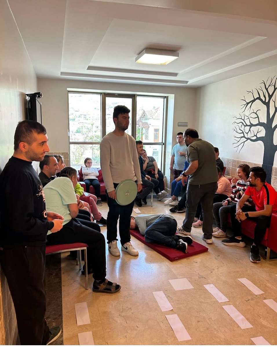 Trafik ve İlk Yardım Haftası kapsamında okulumuz öğretmenleri ve öğrencileri hem trafikte dikkatin önemini anlattılar hem de uygulamalı olarak gösterdiler. Emeği geçen herkesin emeğine sağlık.