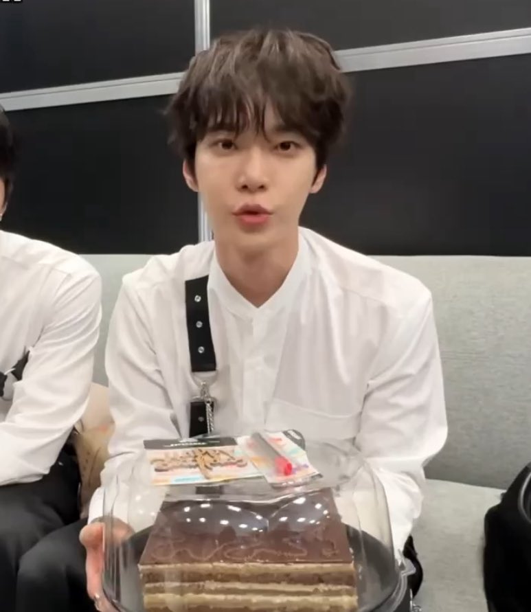iszzhzzh's tweet image. 도영이가 케이크 들고오는길에 배가너무너무고파서 그만 한조각 먹어버렷다해도 이해해줄거야