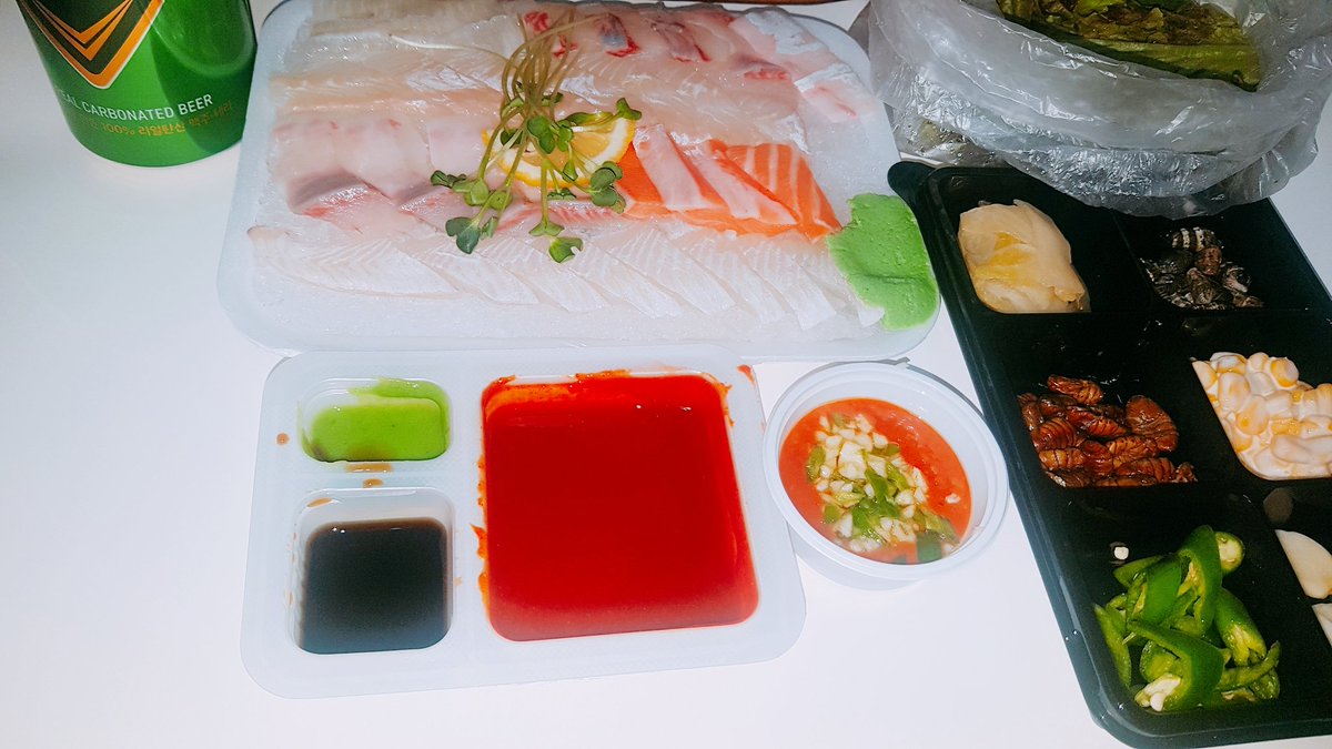 불금 혼술이 아니라 주말 혼술.
안주가 회로 고정되서 비늘 생기는거 아니냐는 이야기들음.
아쿠아맨 되려나.