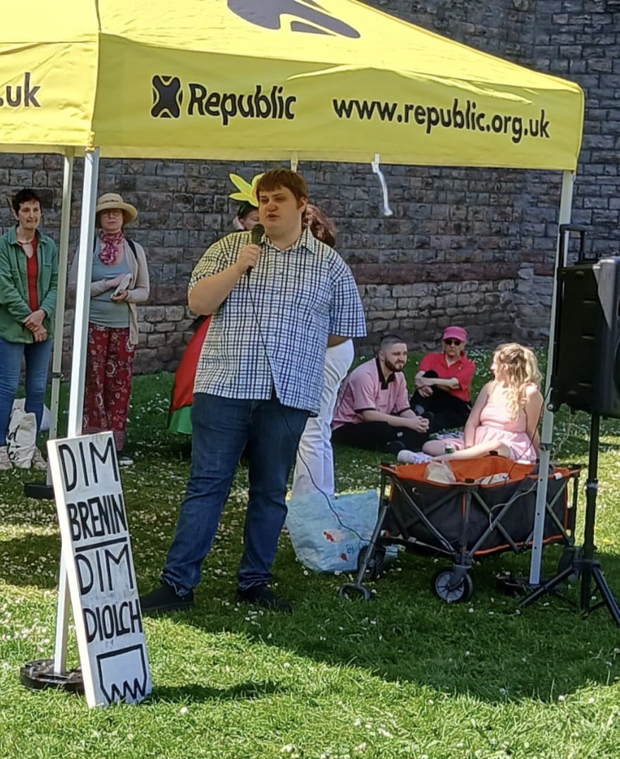 Great to speak at the <a href="/RepublicStaff/">Republic</a> event in Cardiff today on behalf of <a href="/WalesGreenParty/">Plaid Werdd Cymru | Wales Green Party</a> 

We are a proudly Republican Party who want and Independent Republic of Wales✊💚🏴󠁧󠁢󠁷󠁬󠁳󠁿

#NotMyKing #NidFyMhrenin
