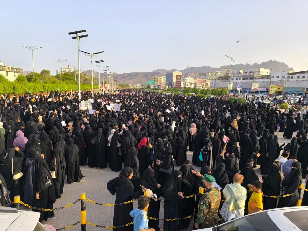 نحيي بكل فخر وإجلال المرأة العدنية الحرة، التي خرجت بصوتها الشجاع تطالب بحقها في أبسط مقومات الحياة، خدمة الكهرباء.

إنها ليست مجرد مطالِبة، بل رمزٌ حيٌّ للنضال والصمود، والصبر.

المرأة العدنية لم تكن يوماً على الهامش، بل كانت في قلب المعركة، وفي صدارة المشهد، مثالا للصبر ومحفزة