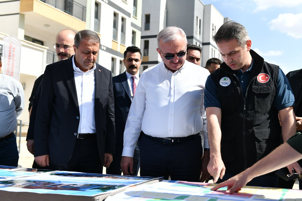 hasansildak's tweet photo. 🔵 İçişleri Bakan Yardımcımız
Sayın @munirkaraloglu ve 
AFAD Başkanımız Sayın
@ahpehlivan53 ile birlikte deprem
konutlarında incelemede bulunduk. 

🟠 Hak sahibi Vatandaşlarımızı 
evlerinde ziyaret ettik.

📍Karaköprü TOKİ Deprem Konutları
📍Karaköprü Gölpınar Kırsal Deprem Konutları
📍Harran TOKİ Deprem Konutları

🔵 Şehir merkezleri ve kırsal mahallelerimizde konut yapımları hızla tamamlanıyor…

#Şanlıurfa
@TC_icisleri
@AFADBaskanlik
