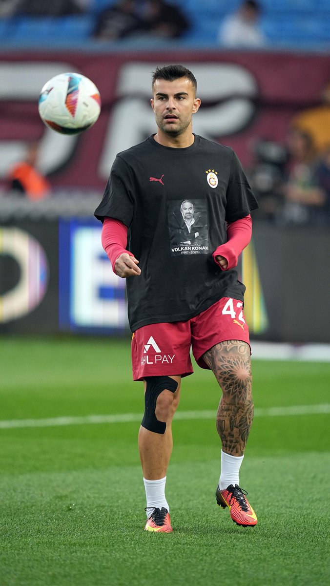 GalatasaraySK's tweet photo. ♾️ Takımımız ısınmaya, geçtiğimiz günlerde hayatını kaybeden usta sanatçı Volkan Konak ve genç yaşta acımasız bir saldırıyla hayattan koparılan Mattia Ahmet Minguzzi’nin tişörtleriyle çıktı. #TSvGS https://t.co/edSoEHWDv3