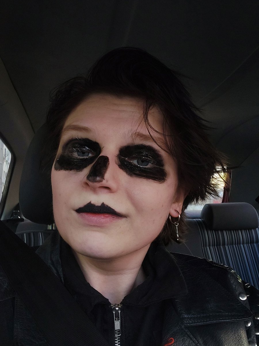 baronessbrod's tweet image. No boy made my heart race as much Ghosts do.
(Some girls did, though...)
(Make up for Polish ritual went a bit Terzocore)