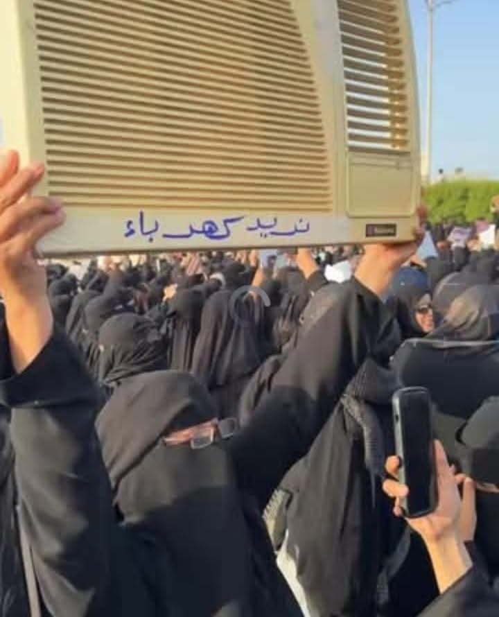 هذه الماجدة فريدة في رسالتها لخصت الكثير من المعاناة الراهنة والخدمات المنهارة في #ثوره_نساء_عدن الغاضبة بجلبها شبك المكيف وبنفس الوقت وجهت صفعة لكل مسؤول شاهد الثورة من تحت المكيف لتحرك ضمائرهم والاستجابة السريعة لمطالبهم.