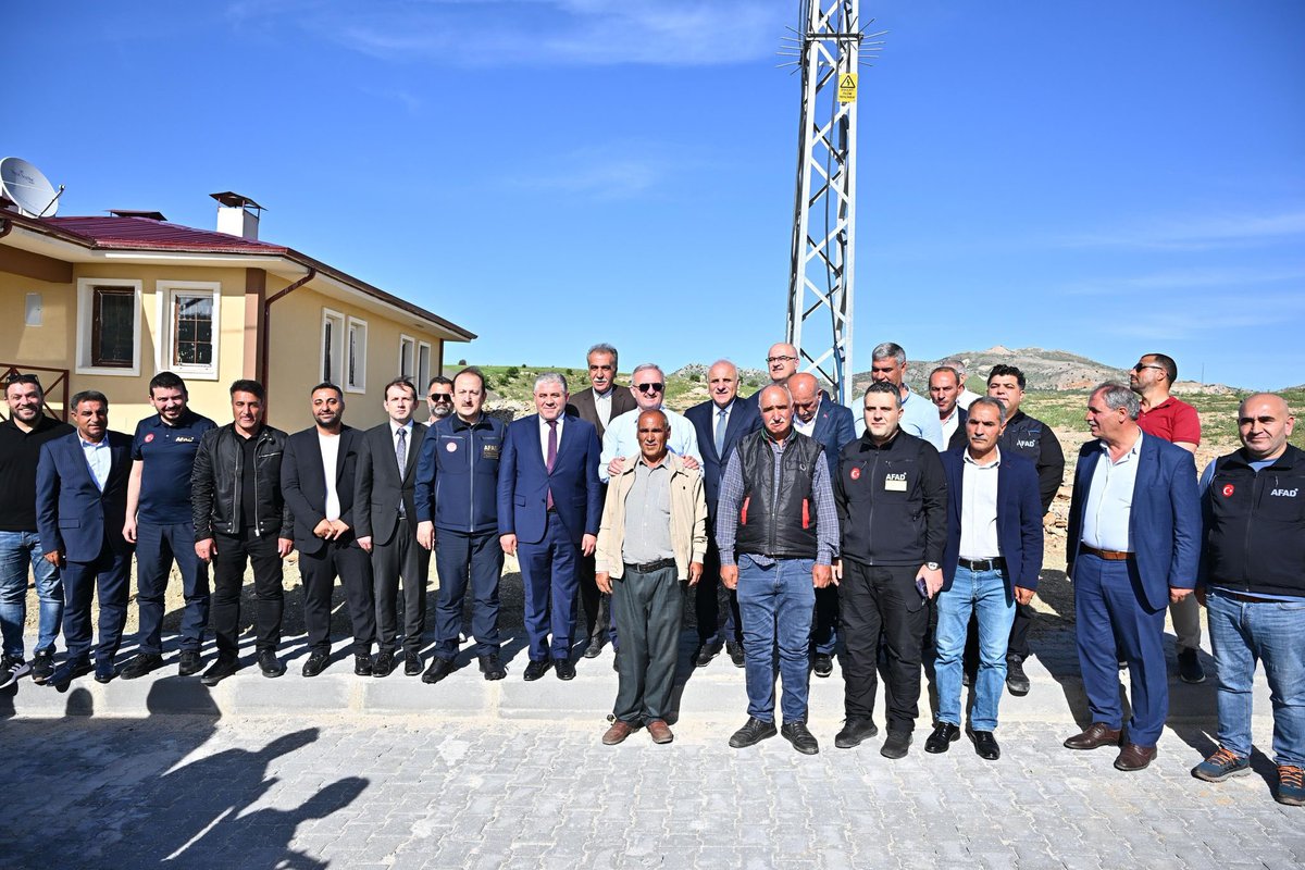 📍 Diyarbakır • Ergani

Depremden etkilenen kentsel ve kırsal alanlarda inşa ve ihya çalışmaları aralıksız devam ediyor.

🏘️ Bu kapsamda, Diyarbakır ilimizde kırsal bölgelerde toplam 1️⃣.0️⃣9️⃣7️⃣ köy evi inşa ediliyor.

İçişleri Bakan Yardımcımız Sn.Münir Karaloğlu, #AFAD