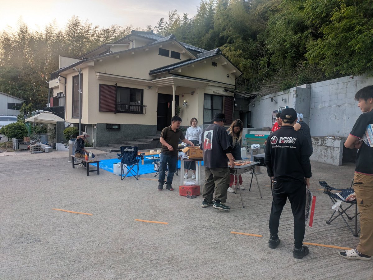 shinobimikage's tweet photo. 今日は弾丸BBQを開催しました♪
いきなりだったので予定入ってる人も居たので半分ほど参加できなかったけど皆んなで準備して普段顔合わせない人、初めて顔合わす人
新しい人も増えたので家族連れできてもらって楽しんでもらえたかなって思ってます(*´˘`*)
たまにはこういうのもいいよね💕︎ https://t.co/9Y62B64PZZ