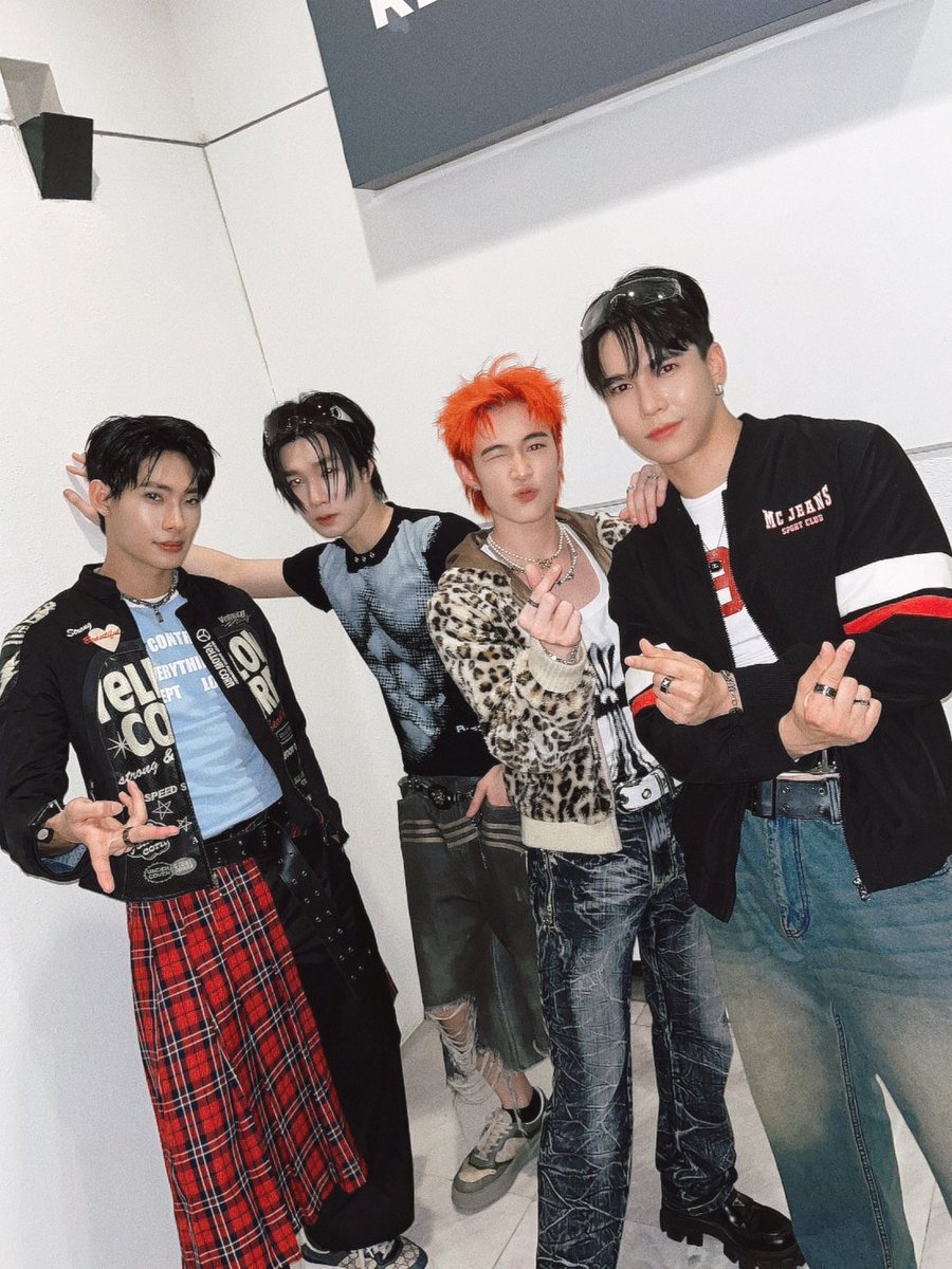 kkmnhim's tweet photo. สำหรับการถ่ายรูปกลุ่มวันนี้ กลายเป็นรูปคู่ซะงั้น 🤭 #maxnat #maxmax #natasitt https://t.co/kSaysXFWLq