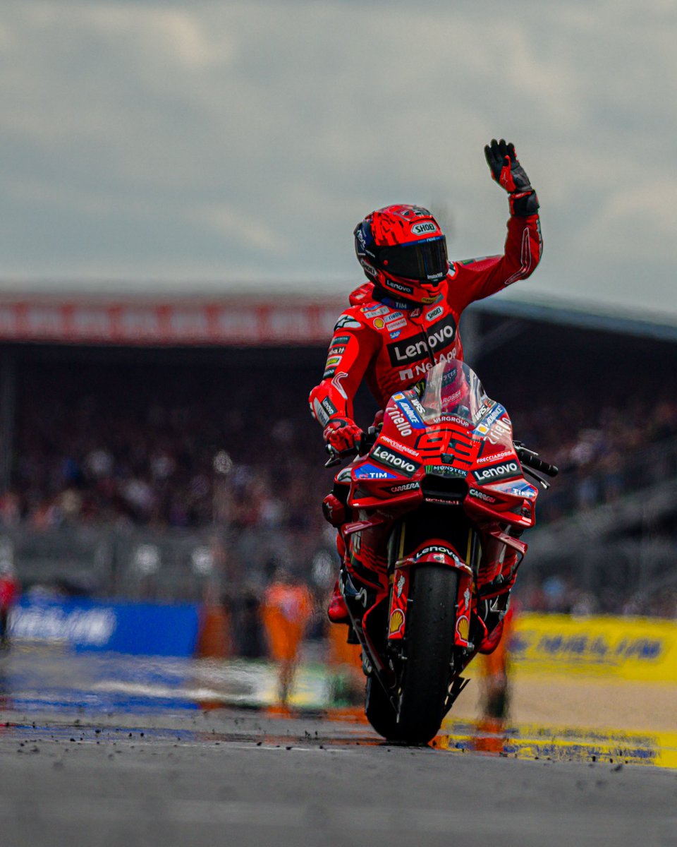 Bisou 😘 #LeMans 🇫🇷

#ForzaDucati #DucatiLenovoTeam