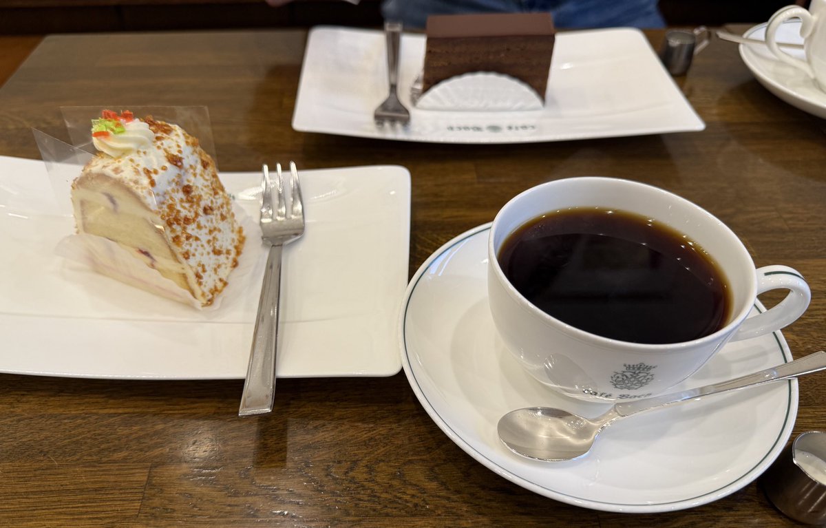 mare1983's tweet image. 今日は南千住にあるカフェバッハに行きました。数年ぶりに友人と会いました。元気そうで良かったです。ケーキはフランクフルターフランツを選びました。期間限定らしい。バッハブレンドは二杯飲みました。おすすめです。
家から近かったらもっと行くのになぁ。