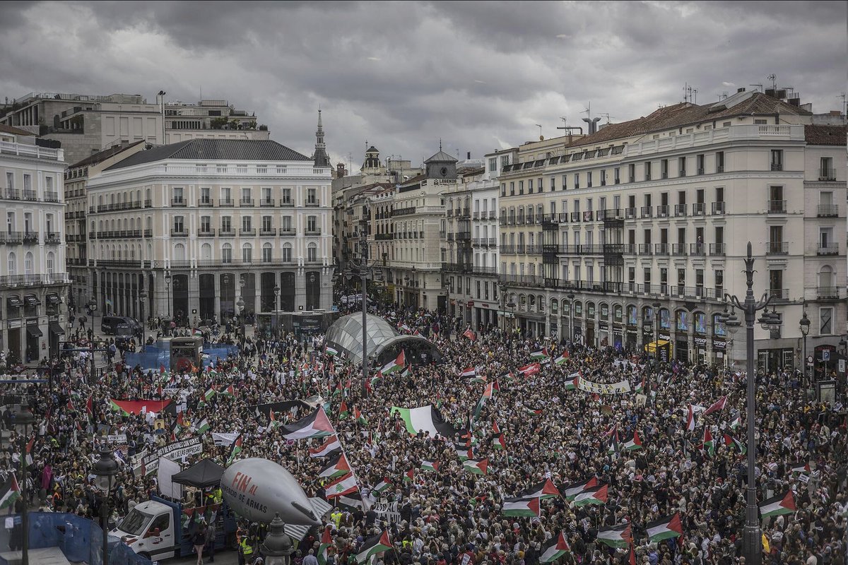 IzquierdaUnida's tweet photo. Por la descolonización de Palestina y por el derecho al retorno en esta #Nakba77

Hoy nos hemos movido a Madrid desde todos los territorios para apoyar al pueblo palestino contra la ofensiva colonial e imperialista.

🇵🇸 🔻 Desde el río hasta el mar, Palestina vencerá. https://t.co/j1cAoHxOV7