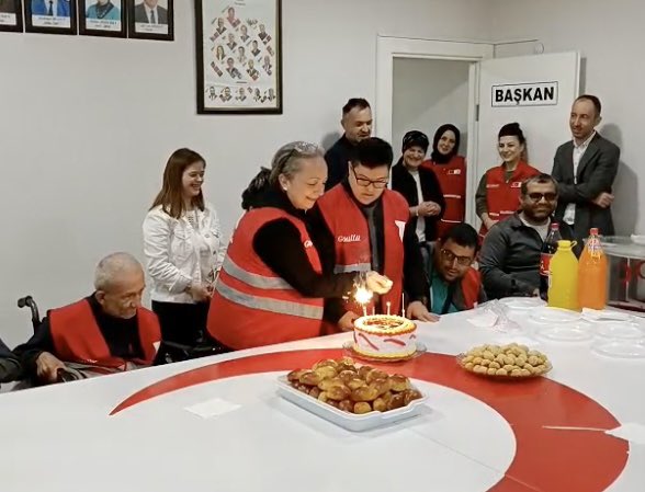 İyi ki doğdun, iyi ki varsın Mert 🎂🤍

Türk Kızılay Çorlu Engelsiz Birimimizin gerçekletirdiği kan bağış kampanyası sonrasında Türk Kızılay Çorlu Şube Başkanlığımızda, Mert oğlumuzun doğum gününü, ailesi ve arkadaşlarıyla birlikte  kutladık.