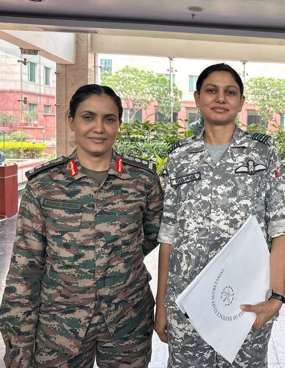 एक बधाई इन्हें भी 
थोड़ी सी नफरत की जड़े काटी 🐒
🇮🇳✌️
#sophiakureshi #VyomikaSingh