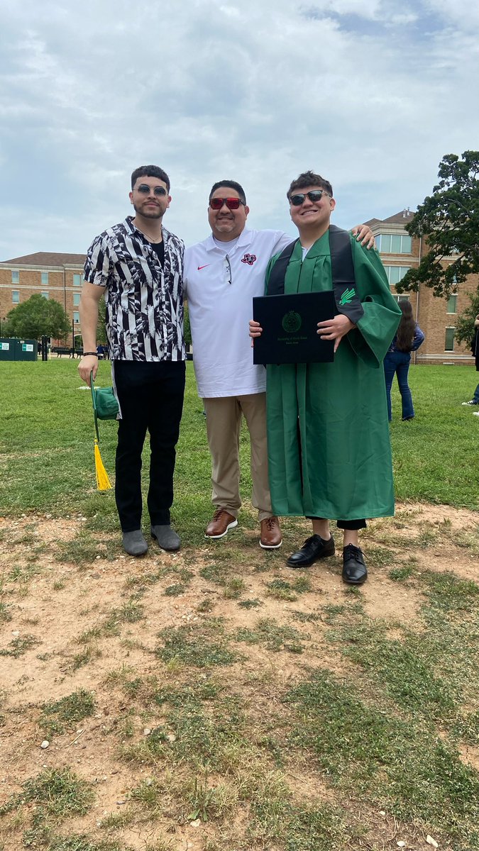 justnveliz's tweet photo. Happy birthday to my Dad, the reason I am who I am today!! I love you da boy and I can’t wait to see you guys in a couple months!! #knogg #daboy #movebacktotheDFW #niner @Coach_Veliz https://t.co/iOQpVOFRoQ