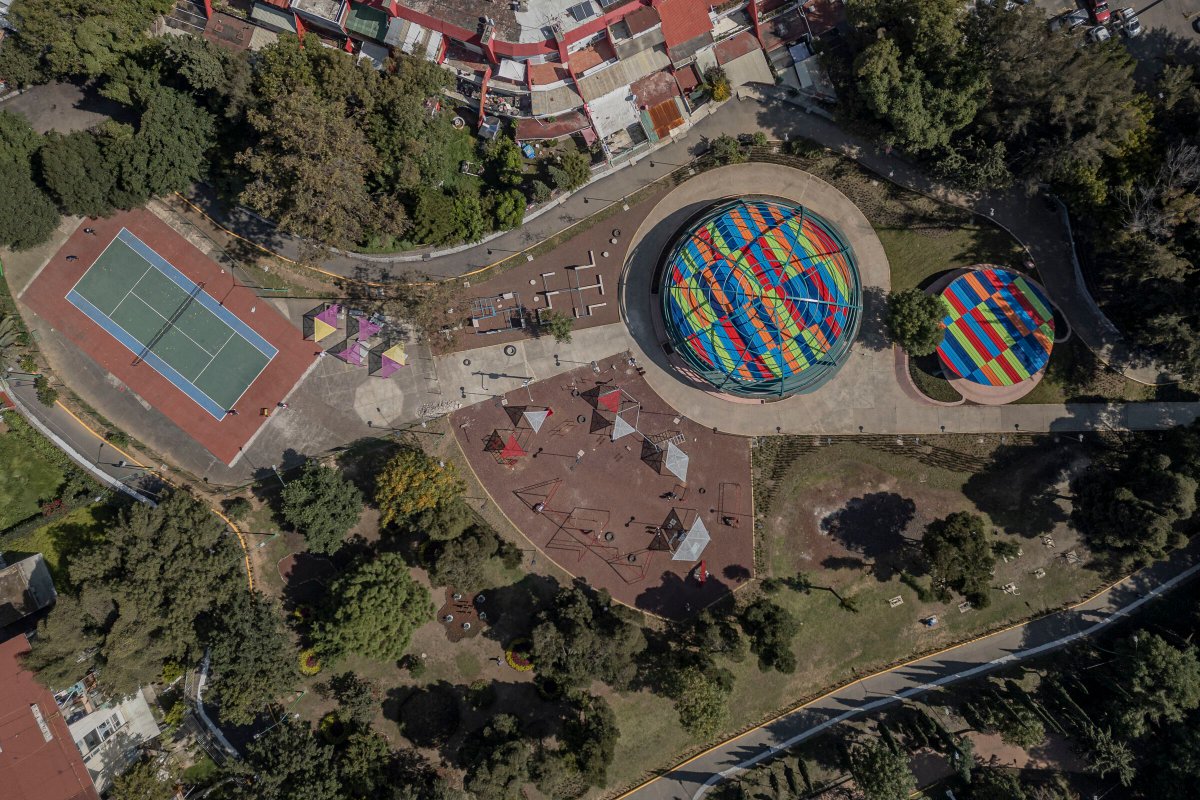 Archello's tweet image. AMASA Estudio revitalizes UH INFONAVIT Iztacalco with a resource-efficient roof system and vibrant material palette. 
buff.ly/3rAnDpe

#TectonicIntervention #PublicSpaceDesign #EfficientArchitecture