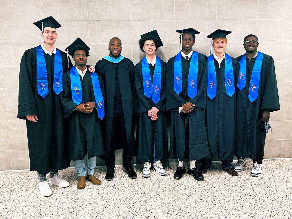 Congratulations sophomores! Way to represent Angelina, on and off the court. Since I been here we have a 100% graduation rate and that’s always top priority when you put on that Roadrunner uniform. Good luck on your next chapter fellas 🙏🏾 RUN “EM” #biggerthanbasketball