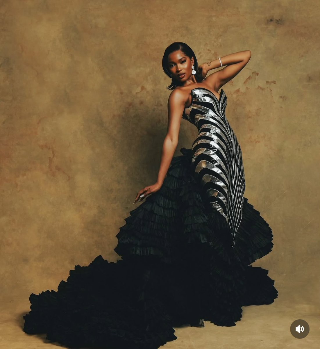 Hybrid_Ola's tweet photo. Jemima Osunde in her metallic perfection ! https://t.co/3HlDvdzD08