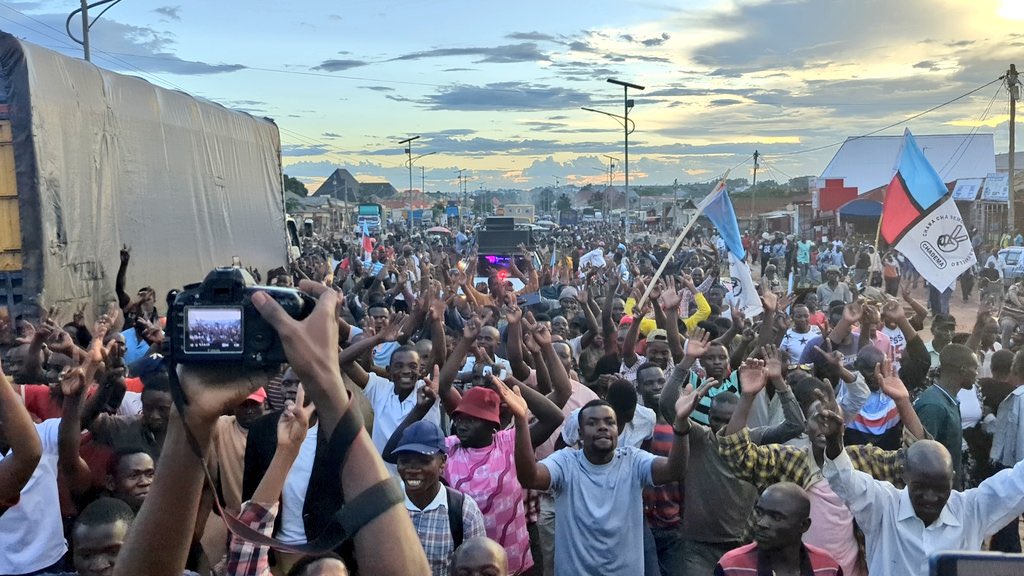 Mji wa katoro-Busanda Mkoani Geita Umefungwa kwa Muda wananchi wakiusindikiza Msafara wa Makamu Mwenyekiti wa CHADEMA Bara Mhe.<a href="/HecheJohn/">John Heche</a> baada ya Kumalizika kwa Mkutano wa Hadhara Jioni ya Leo.

#NoReformsNoElection 

#TUTAKUWEPO🫵🏾😎