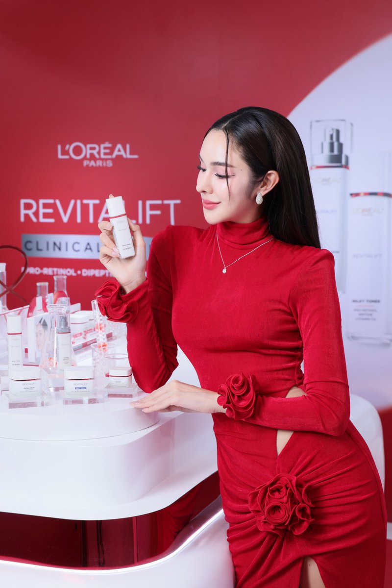 yok_jittraphan's tweet image. สาวชุดแดง ไม่มีแรงทำงาน😂