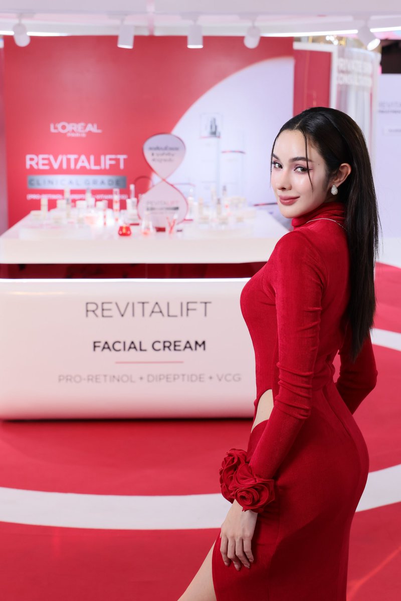 yok_jittraphan's tweet image. สาวชุดแดง ไม่มีแรงทำงาน😂