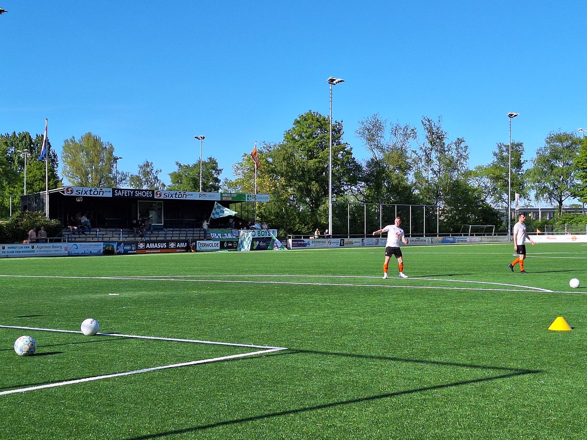 Velocitas 1897 (@velocitas1897) on Twitter photo Over enkele ogenblikken starten we met Oranje Nassau - Velocitas 1897.
<a href="/oogsport/">OOG Sport</a> <a href="/DvhNSport/">DVHN Sport</a> <a href="/Derde_helft/">Dick Heuvelman</a> <a href="/oranjenassau/">CVV Oranje Nassau</a> Over enkele ogenblikken starten we met Oranje Nassau - Velocitas 1897.
<a href="/oogsport/">OOG Sport</a> <a href="/DvhNSport/">DVHN Sport</a> <a href="/Derde_helft/">Dick Heuvelman</a> <a href="/oranjenassau/">CVV Oranje Nassau</a>