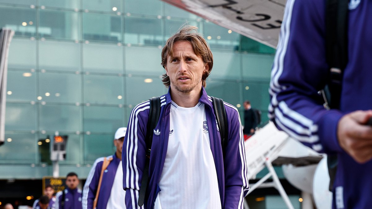 realmadrid's tweet photo. 😎💜👋 https://t.co/pJCaGIDFQ7