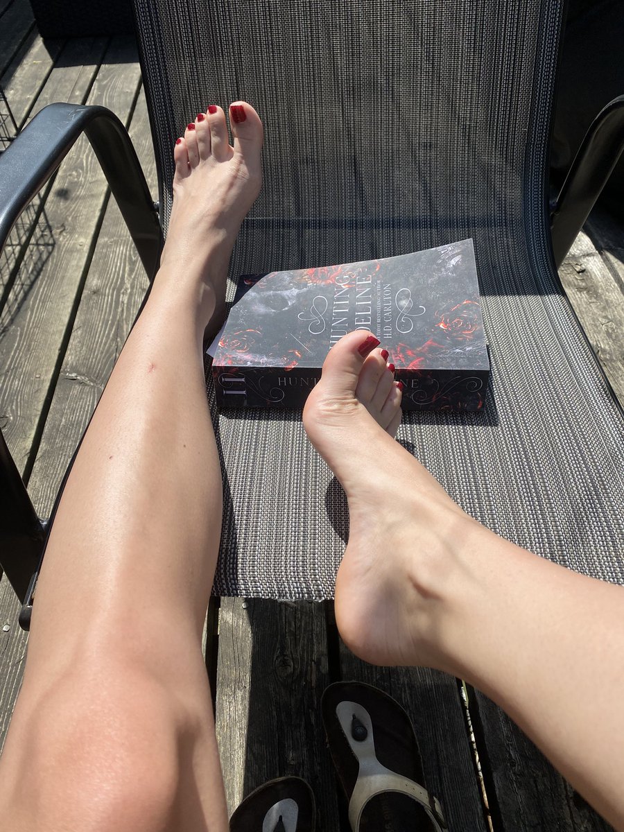 Spending my afternoon tanning and reading outside! ☀️