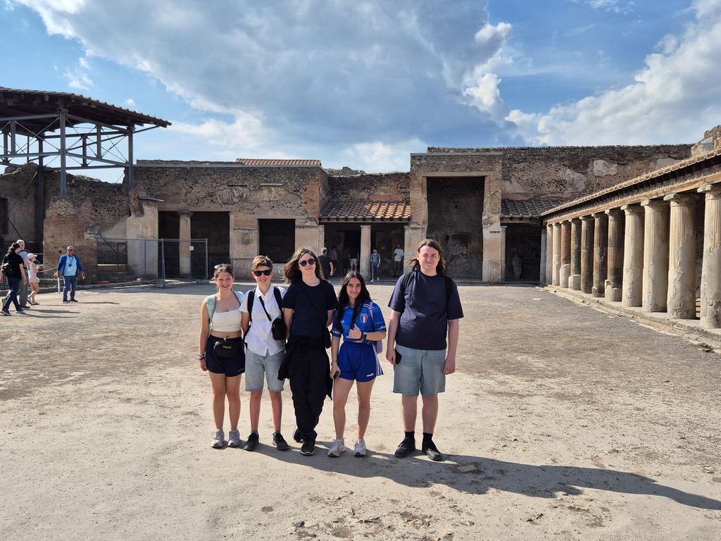 ColáistePobailOsraí (@colpobosrai) on Twitter photo Turas chun na Róimhe 🇮🇹 Rome School Tour
Dhá lá iontach go dtí seo le radharcanna iontacha na cathrach chomh maith le turas go dtí an Véasúiv agus Pompeii. Many city sights as well as Vesuvius and Pompeii visited in our first two days. <a href="/KCETB_Schools/">KCETB Schools</a> Turas chun na Róimhe 🇮🇹 Rome School Tour
Dhá lá iontach go dtí seo le radharcanna iontacha na cathrach chomh maith le turas go dtí an Véasúiv agus Pompeii. Many city sights as well as Vesuvius and Pompeii visited in our first two days. <a href="/KCETB_Schools/">KCETB Schools</a>