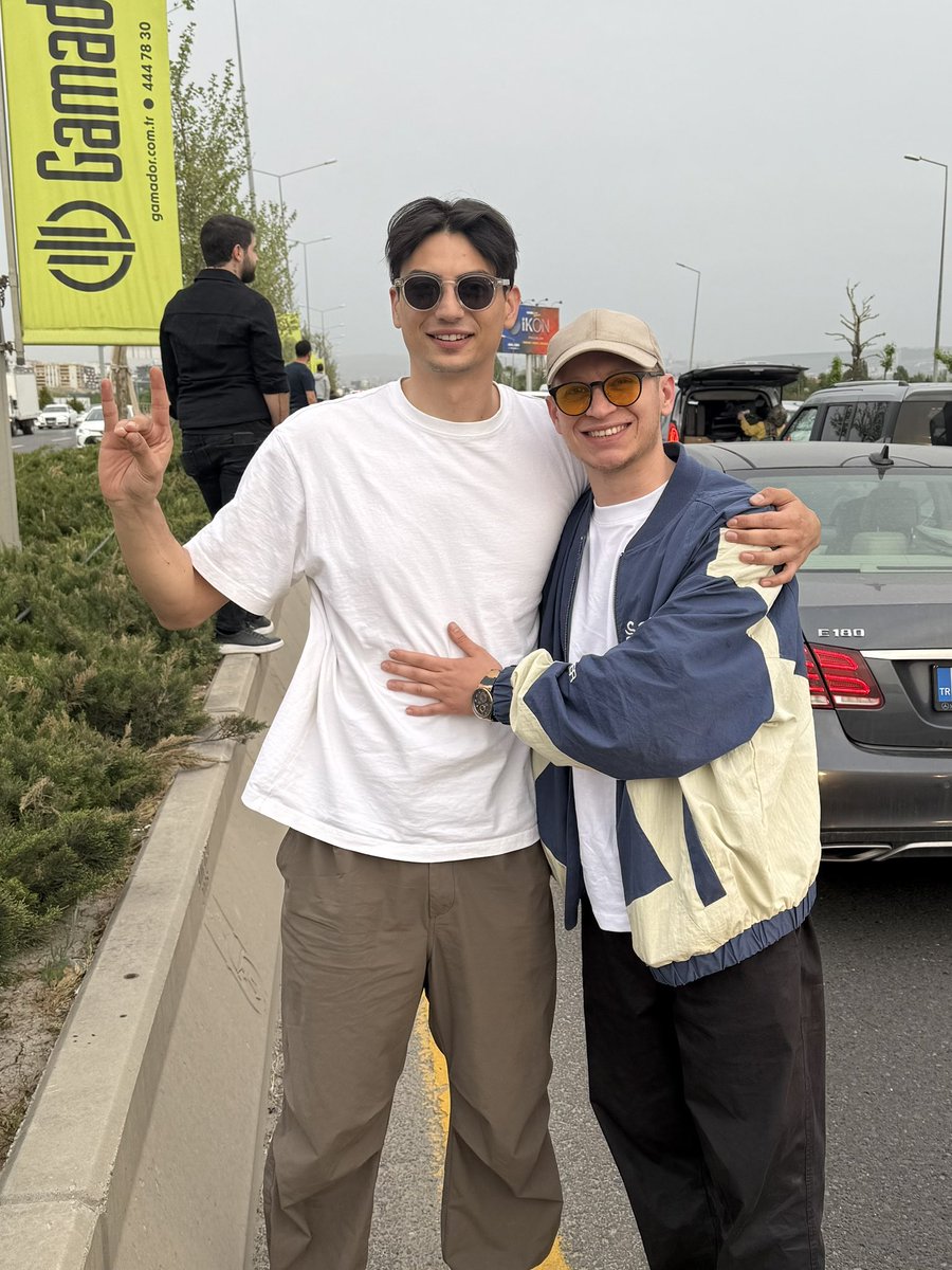 Arkadaşımız aslında global anlamdaki zafer işaretini yapmak istediğini belirterek uç kutuplardan olmadığını kardeşlikten yana olduğunu söyledi. Herkese çok selamı var🇹🇷