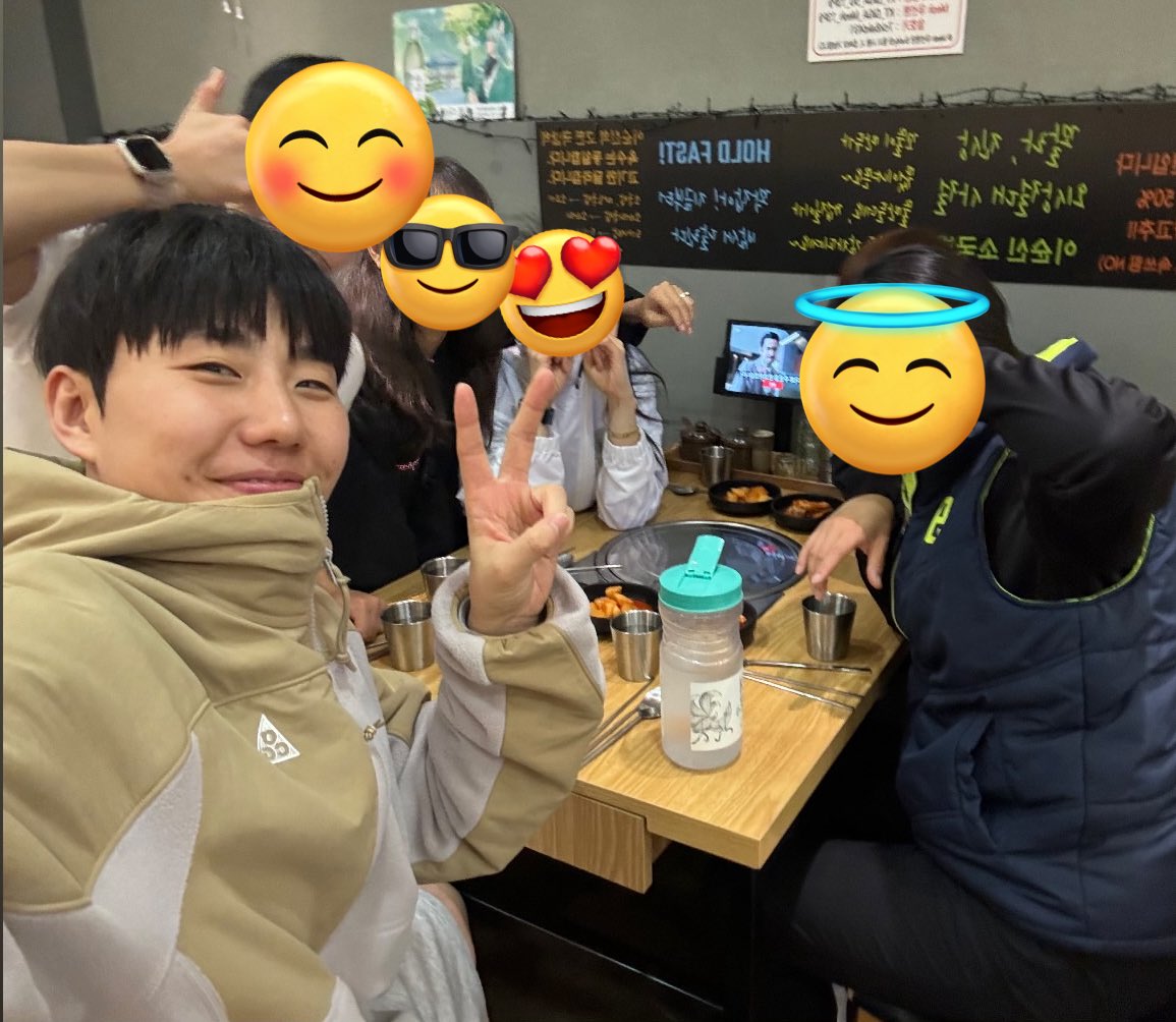 아미친
날 더워져서 이제 안입을줄 알았는데!!
아직도 입고 다녀줘서 너무너무 감동이네..
언니……..🥹