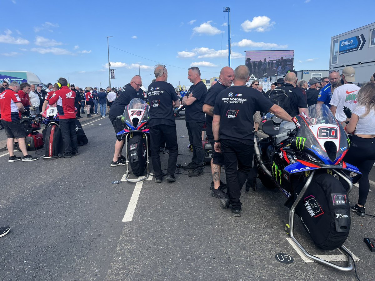 It’s the final race of today, second Superbike about to leave the grid