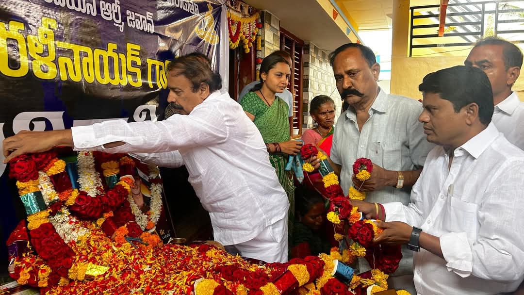 CPIRamaKrishna's tweet photo. వీర జవాన్ కు నివాళులర్పించిన సిపిఐ రాష్ట్ర కార్యదర్శి రామకృష్ణ 

జమ్మూ కాశ్మీర్లో రెండు రోజుల క్రితం పాకిస్తాన్ తో జరుగుతున్న యుద్ధంలో వీరమరణం పొందిన జవాన్ మురళి నాయక్, వారి కుటుంబాన్ని వారి స్వగ్రామమైన పె��ుగొండ నియోజకవర్గం గోరంట్ల మండలం కల్లి తండాలో  శనివారం సిపిఐ రాష్ట్ర కార్యదర్శి రామకృష్ణ జవాన్ మురళి నాయక్  చిత్రపటానికి పూలమాలలు వేసి నివాళులర్పించారు. ఈ సందర్భంగా ఆయన మాట్లాడుతూ దేశం కోసం మురళి నాయక్ వీర మరణం పొందారని ఆయన దేశ చరిత్రలో నిలిచిపోయారన్నారు. అతి చిన్న వయసులోనే మృతి చెందడం ఎంతో బాధాకరమన్నారు. తల్లిదండ్రులకు ఒక్కగాన ఒక కుమారుడు మృతి చెందడంతో వారి బాధ చెప్పలేని విధంగా ఉంటుందన్నారు. వీరి కుటుంబాన్ని కేంద్ర రాష్ట్ర ప్రభుత్వాలు అన్ని విధాల ఆదుకోవాలని వారు కోరారు అనంతరం తల్లిదండ్రులను పరామర్శించి వారిని ఓదార్చారు ధైర్యంగా ఉండాలని వారికి తెలిపారు . ఈ కార్యక్రమంలో సిపిఐ రాష్ట్ర కార్యవర్గ సభ్యులు జగదీష్,శ్రీ సత్య సాయి జిల్లా సిపిఐ జిల్లా కార్యదర్శి వేమయ్య యాదవ్, అనంతపురం సిపిఐ కార్యదర్శి జాఫర్, సిపిఐ జిల్లా సహాయ కార్యదర్శి నారాయణస్వామి, మల్లికార్జున, రైతు సంఘం రాష్ట్ర వర్కింగ్ కమిటీ ప్రెసిడెంట్ కాటమయ్య, ఏ ఐఎస్ఎఫ్ రాష్ట్ర సహాయ కార్యదర్శి కుళ్లాయి స్వామి, సత్యసాయి జిల్లా కార్యదర్శిలు నరసింహమూర్తి మహేంద్ర అనంతపురం జిల్లా కార్యదర్శులు వెంకట నాయక్, మంజునాథ్, శ్రీరాములు, తదితరులు పాల్గొన్నారు.

#మురళినాయక్ #MuraliNayak #CPIRamakrishna #Jawan #OperationSindhoor