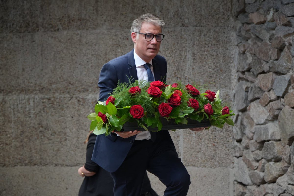 faureolivier's tweet photo. Le 10 mai, ce jour gravé dans les mémoires parce qu’il fut celui d’une immense allégresse, celui de millions de femmes et d’hommes enfin représentés après 23 années de domination sans partage des libéraux et des conservateurs. 
La vie allait enfin changer avec la 5e semaine de congé payé, l’abaissement de 5 ans de l’âge de la retraite, les 39 heures, l’abolition de la peine de mort, les droits syndicaux, l’augmentation du SMIC…
44 ans après, nous n’oublions pas François Mitterrand.