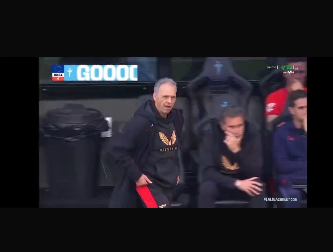 smelrealbetis's tweet photo. Hola @JoaquinCaparros #asegunda @BorjaIglesias9 😅🤣 https://t.co/EgWl1rGR0y