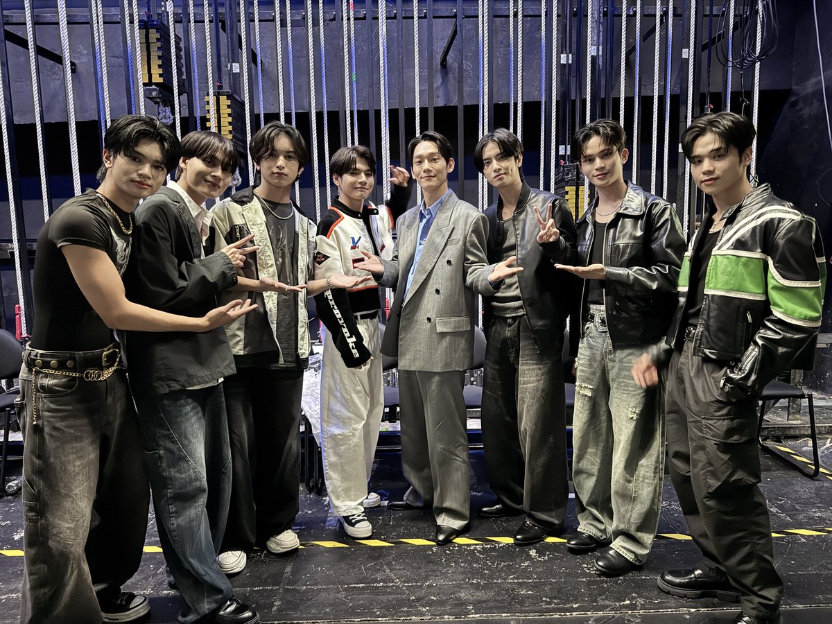 HORI7ONofficial's tweet photo. HORI7ON with CHEN 선배님 🔥 @CHEN_INB100 

#HORI7ON #호라이즌 #CHEN #첸 https://t.co/SL81v2t9zA
