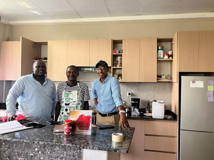 NonaraArts's tweet photo. 🌟 Une nouvelle aventure #culinaire et #culturelle commence ! 🌟 

Je suis ravi et honoré d’annoncer que j’ai été choisi comme consultant pour accompagner la #publication du premier #livre de recettes en #kirundi, porté par le talentueux #chef burundais, Elvis. https://t.co/LkdAmDTpNQ