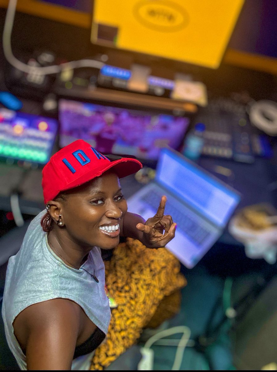 OfficialSuo's tweet image. Today’s daily bread…. 🎙️⚽️#OfficialPidginCommentator Match Day 36. So far so good. #CH203 x @DStvNg 
Change language options to pidgin and we’re live!

🧢 @iamvjadams 🤝

#SOUMCI
#BOUAVL

#EnergyChief
#Kpoko🧡